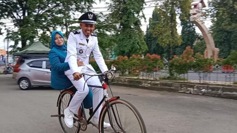 Unik, Kades Mattiro Ujung Pilih Naik Sepeda Ontel Saat Hadiri Pelantikan 4 Unik, Kades Mattiro Ujung Pilih Naik Sepeda Ontel Saat Hadiri Pelantikan