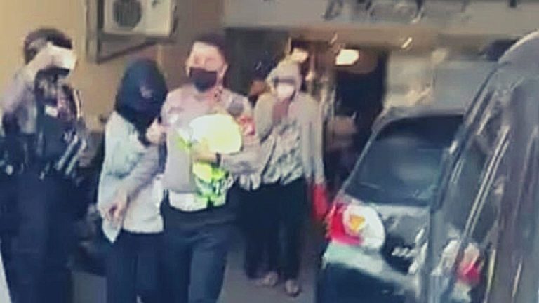 Istri Polisi Pergoki Suami di Hotel bersama Selingkuhanya di Makassar, Begini Kronologinya 3 Istri Polisi Pergoki Suami di Hotel bersama Selingkuhanya di Makassar, Begini Kronologinya