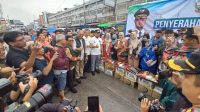Gubernur Andi Sudirman Sulaiman Bantu Logistik ke Sejumlah Pedagang Pasar Sentral