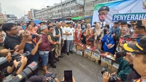 Gubernur Andi Sudirman Sulaiman Bantu Logistik ke Sejumlah Pedagang Pasar Sentral