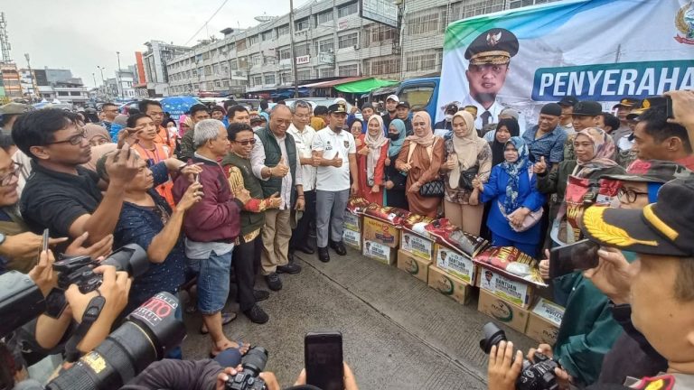 Gubernur Andi Sudirman Sulaiman Bantu Logistik ke Sejumlah Pedagang Pasar Sentral 8 Gubernur Andi Sudirman Sulaiman Bantu Logistik ke Sejumlah Pedagang Pasar Sentral