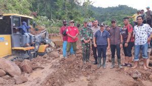 Wakil Bupati Gowa Tinjau Titik Longsor di Kecamatan Parangloe