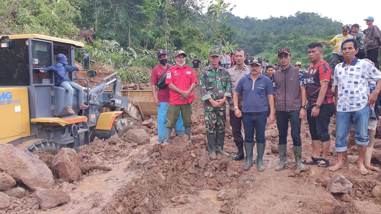 Wakil Bupati Gowa Tinjau Titik Longsor di Kecamatan Parangloe