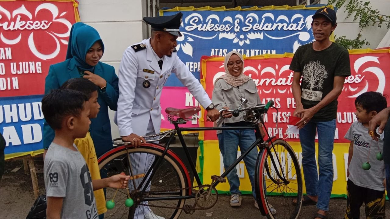 Unik, Kades Mattiro Ujung Pilih Naik Sepeda Ontel Saat Hadiri Pelantikan