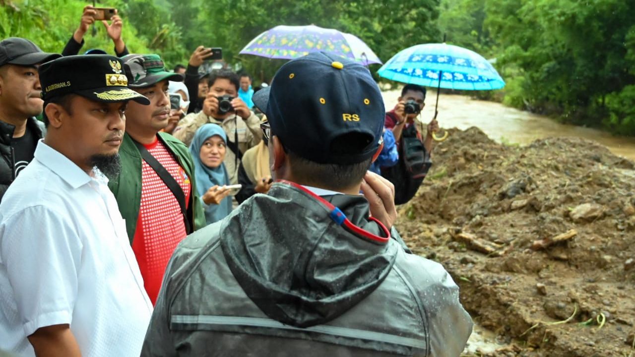 Kunjungi Lokasi Longsor di Maros, Gubernur Sulsel Doakan Korban Lainnya Segera Ditemukan