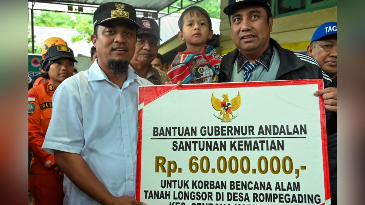 Kunjungi Lokasi Longsor di Maros, Gubernur Sulsel Doakan Korban Lainnya Segera Ditemukan 3 Kunjungi Lokasi Longsor di Maros, Gubernur Sulsel Doakan Korban Lainnya Segera Ditemukan