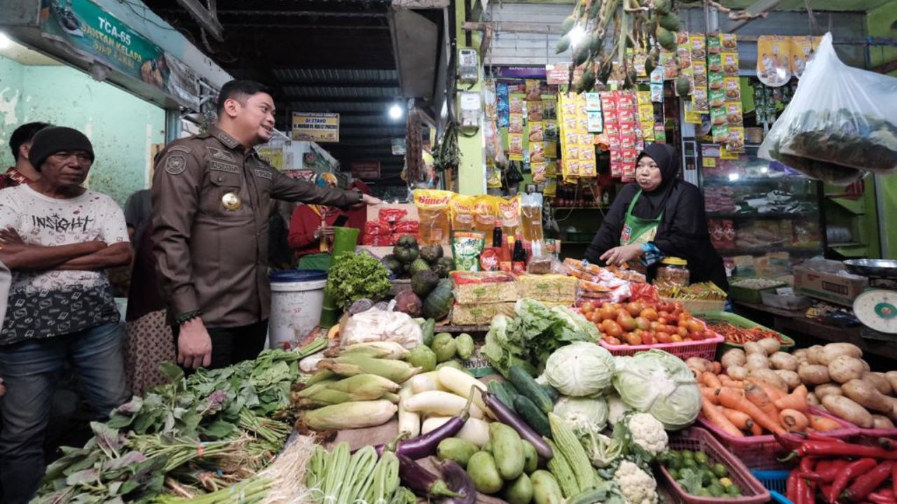 Gelar Operasi Pasar, Bupati Adnan Kenaikan Harga Tidak Signifikan 2 Gelar Operasi Pasar, Bupati Adnan Kenaikan Harga Tidak Signifikan