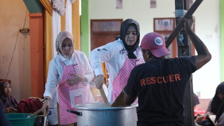 Wawali Makassar Masak 1.800 Kotak Nasi Buat Pengungsi Banjir di Katimbang 7 Wawali Makassar Masak 1.800 Kotak Nasi Buat Pengungsi Banjir di Katimbang