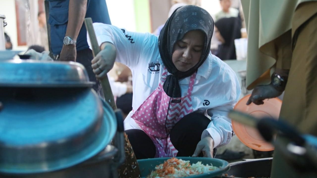 Wawali Makassar Masak 1.800 Kotak Nasi Buat Pengungsi Banjir di Katimbang 2 Wawali Makassar Masak 1.800 Kotak Nasi Buat Pengungsi Banjir di Katimbang