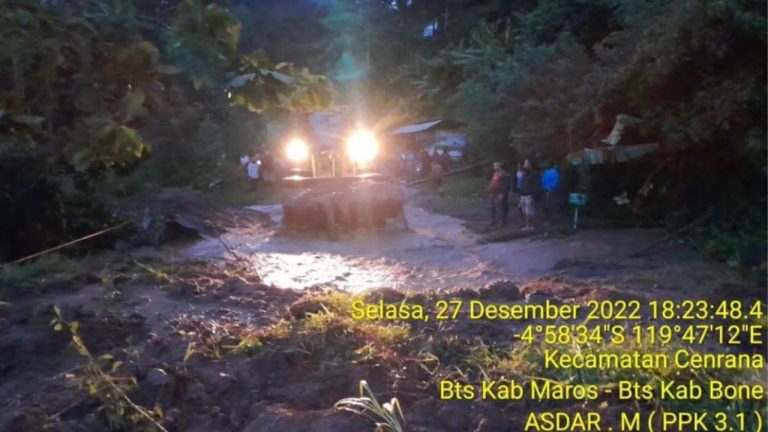 Longsor Tutup Jalan Nasional Poros Maros-Bone, PUTR Provinsi Koordinasi dengan Balai Jalan Kementerian 3 Longsor Tutup Jalan Nasional Poros Maros-Bone, PUTR Provinsi Koordinasi dengan Balai Jalan Kementerian