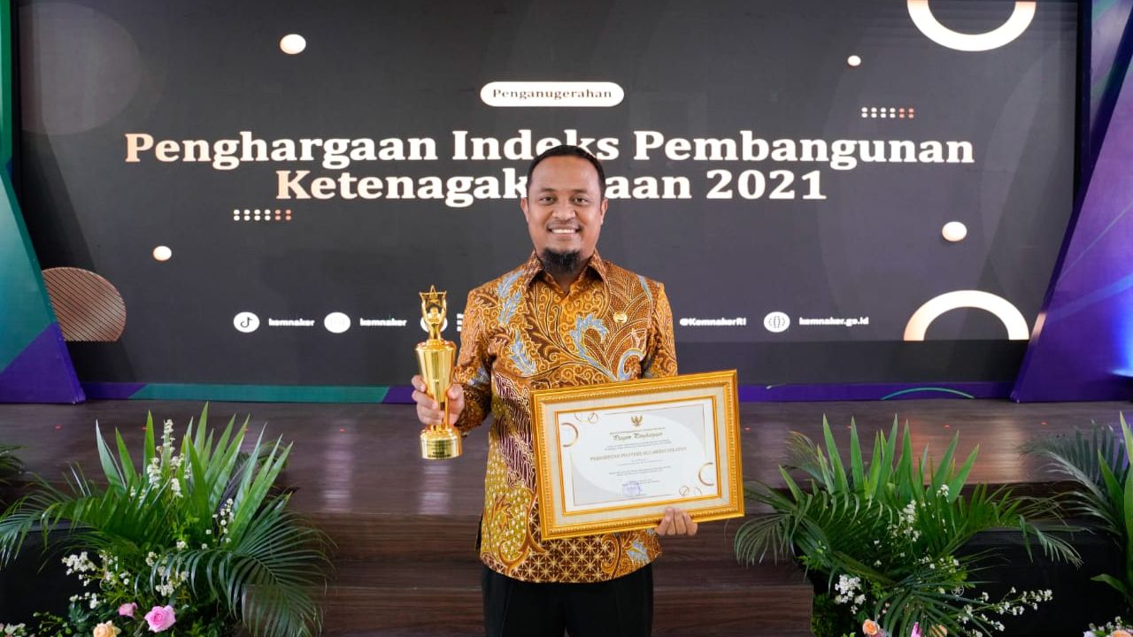 Pemprov Sulsel Terima Penghargaan IPK 2021 Urusan Ketenagakerjaan Kategori Besar Terbaik Pertama 2 Pemprov Sulsel Terima Penghargaan IPK 2021 Urusan Ketenagakerjaan Kategori Besar Terbaik Pertama