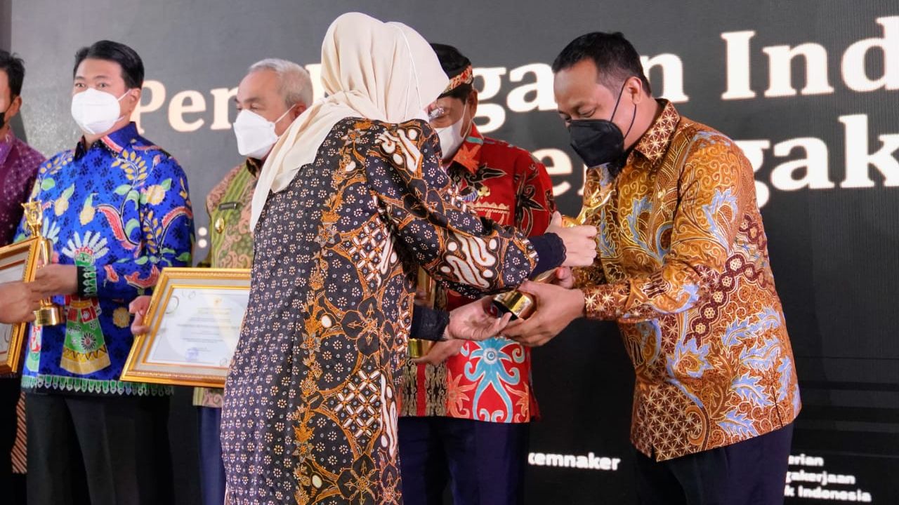 Pemprov Sulsel Terima Penghargaan IPK 2021 Urusan Ketenagakerjaan Kategori Besar Terbaik Pertama