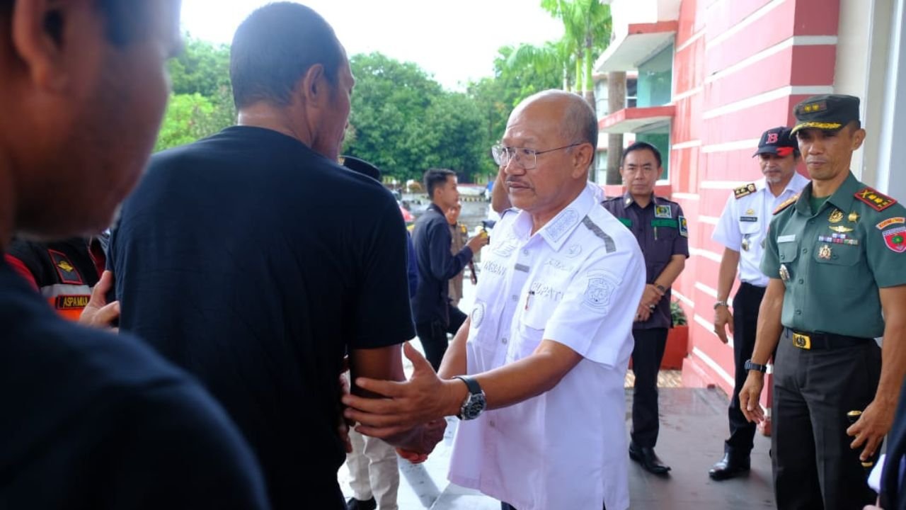 Isak Tangis Keluarga Sambut Kedatangan Korban Selamat ABK KLM Kasman Indah 06 Tenggelam di Kepulauan Selayar