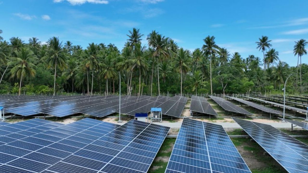 Tingkatkan Bauran EBT, PLN Bangun Tiga PLTS Berkapasitas Total 3.207 kWp di Kep.Selayar 3 Tingkatkan Bauran EBT, PLN Bangun Tiga PLTS Berkapasitas Total 3.207 kWp di Kep.Selayar