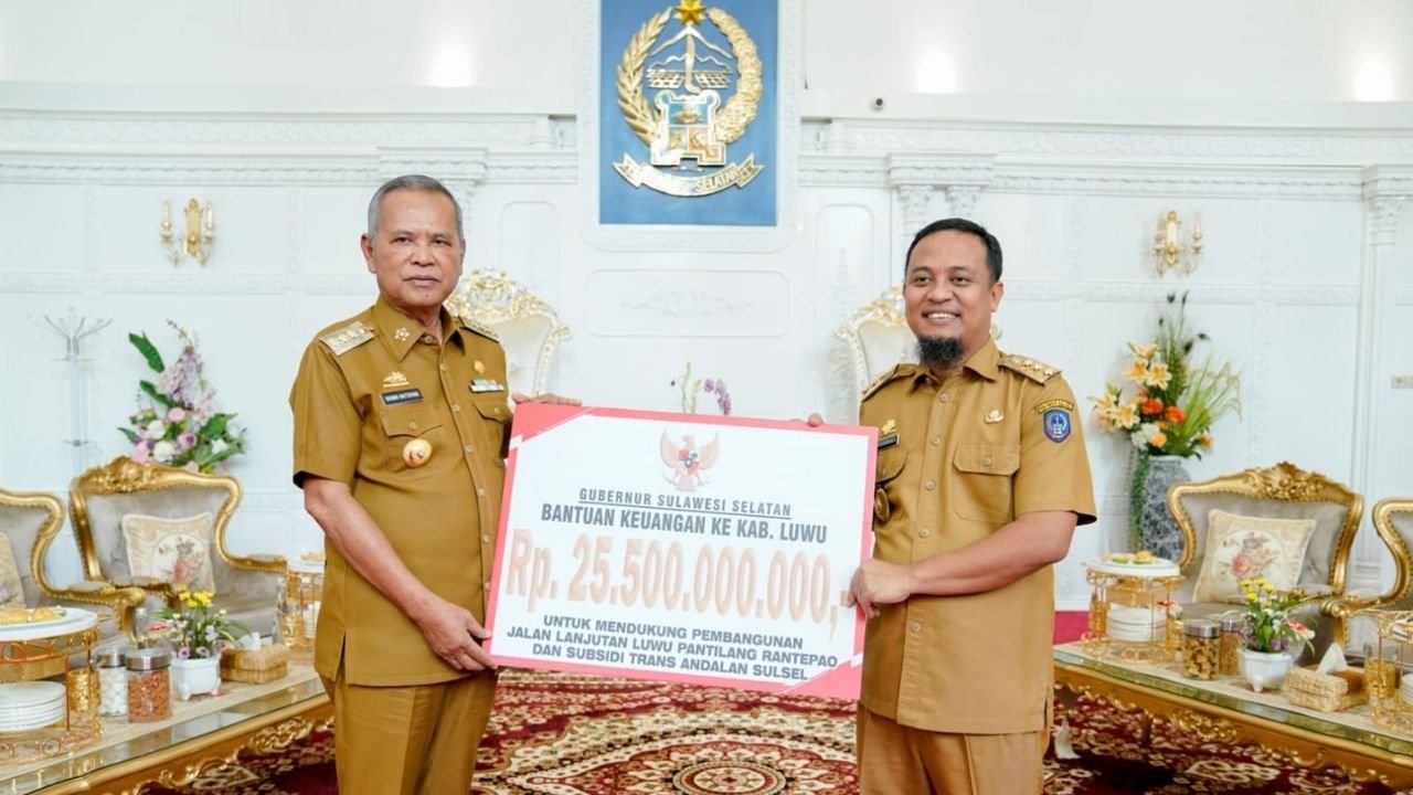 Gubernur Andalan Serahkan Bantuan Keuangan Rp25,5 Miliar untuk Kabupaten Luwu