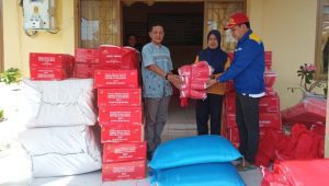 Serahkan Paket Bantuan Tanggap Darurat, Kadis Sosial Apresiasi Kepedulian Kades Tambolongan