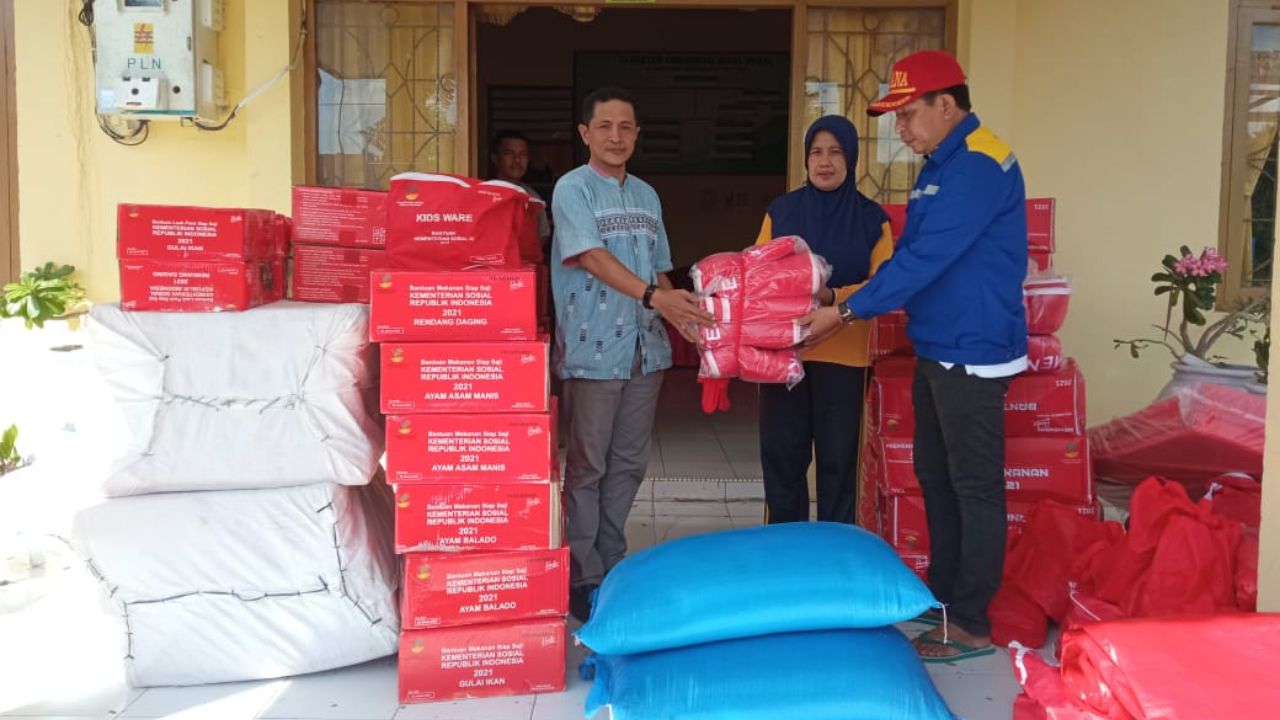 Serahkan Paket Bantuan Tanggap Darurat, Kadis Sosial Apresiasi Kepedulian Kades Tambolongan