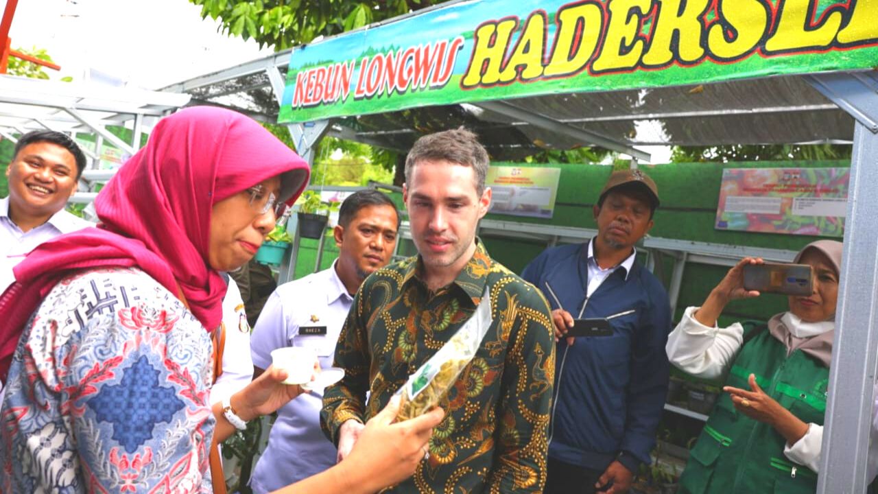 Deputi Politik dan Ekonomi di Konjen AS Clint Shoemake Nikmati Es Krim Pakcoy, Sebut Rasanya Enak