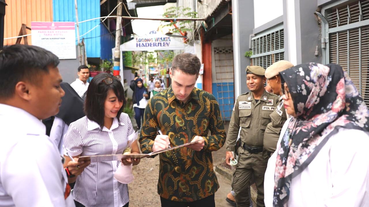 Deputi Politik dan Ekonomi di Konjen AS Clint Shoemake Nikmati Es Krim Pakcoy, Sebut Rasanya Enak 2 Deputi Politik dan Ekonomi di Konjen AS Clint Shoemake Nikmati Es Krim Pakcoy, Sebut Rasanya Enak