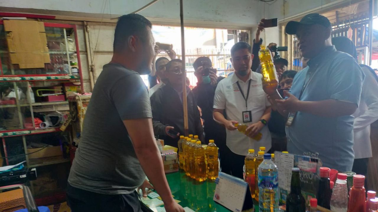 Sidak Pasar Terong Bersama Kadisdag Sulsel, KPPU Temukan Hilangnya Pasokan Minyak Curah