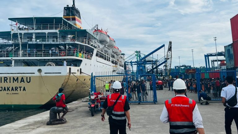Libur Nataru, Pelindo Regional 4 Ambon Catat Kenaikan Penumpang 55% 4 Libur Nataru, Pelindo Regional 4 Ambon Catat Kenaikan Penumpang 55%