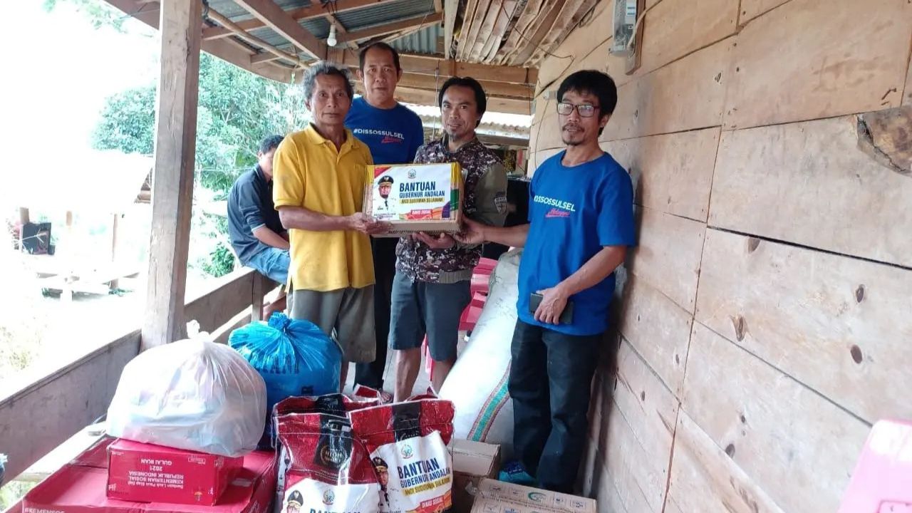 Gubernur Sulsel Salurkan Bantuan ke Korban Kebakaran dan Angin Puting Beliung di Toraja