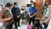 Fasilitasi Perawatan ke Jakarta, Gubernur Sulsel Jenguk Pasien Anak di RSCM Jakarta