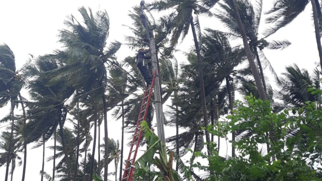 Di Tengah Cuaca Ekstrem, PLN Terus Berupaya Menormalkan Kelistrikan di Selayar 2 Di Tengah Cuaca Ekstrem, PLN Terus Berupaya Menormalkan Kelistrikan di Selayar