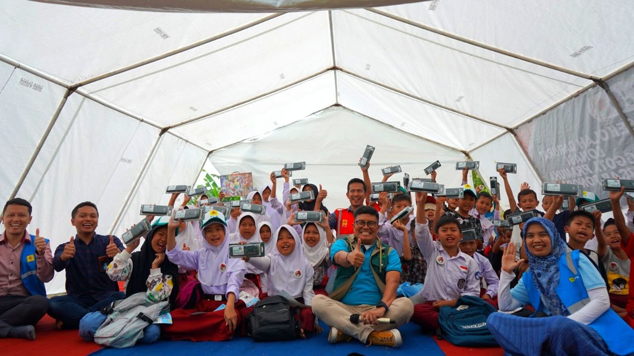 Berbagi Kebahagiaan dengan Anak² Penyintas Gempa Cianjur, Pegawai PLN Mengajar di Sekolah Darurat