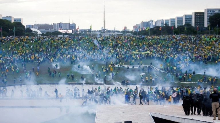 Presiden Brasil Tinjau Kehancuran Pasca Aksi Protes di Ibu Kota