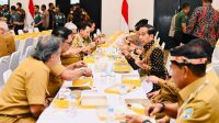 Presiden Jokowi Berbaur dengan Para Gubernur Menghabiskan Hidangan Nasi Kotak
