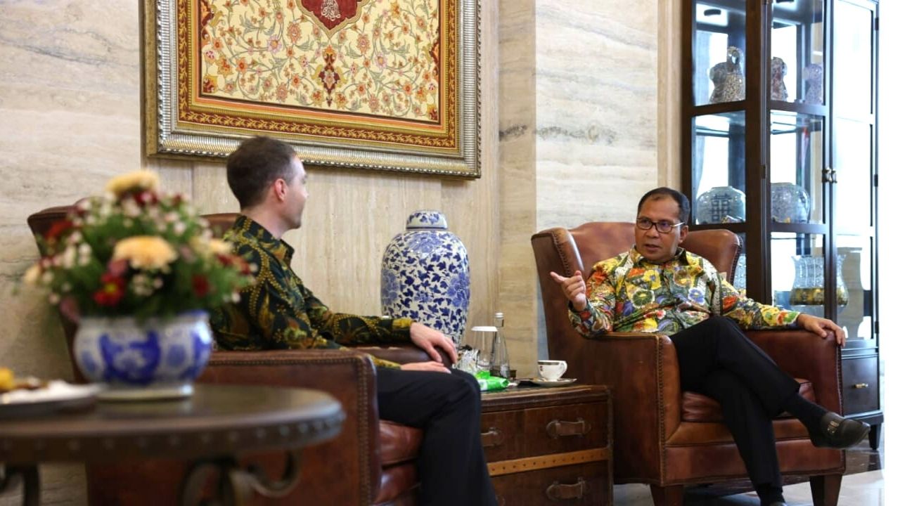 Pejabat Konsulat Amerika Serikat dan Wali Kota Danny Bertemu Perkuat Kerja Sama Ekonomi, Budaya & Sejarah 2 Pejabat Konsulat Amerika Serikat dan Wali Kota Danny Bertemu Perkuat Kerja Sama Ekonomi, Budaya dan Sejarah