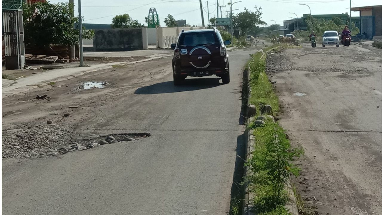 Jalan rusak parah sebelum rumah ketua PKS tapi tidak dicor. 