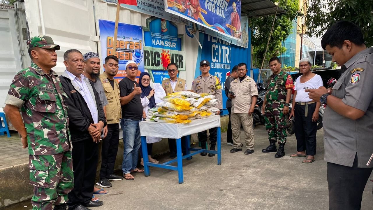 Camat Wajo Gelar Operasi Pasar Murah di Kontainer Recover Kelurahan Pattunuang