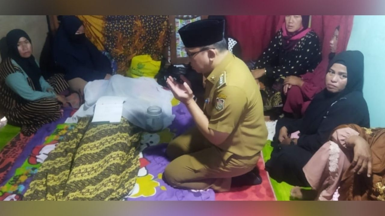 Camat Rappocini Melayat dan Sampaikan Duka Cita Atas Wafatnya Anggota Satgas Kebersihan