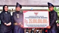 Gubernur Sulsel Serahkan Bantuan Keuangan TA 2023 Senilai Rp25 Miliar