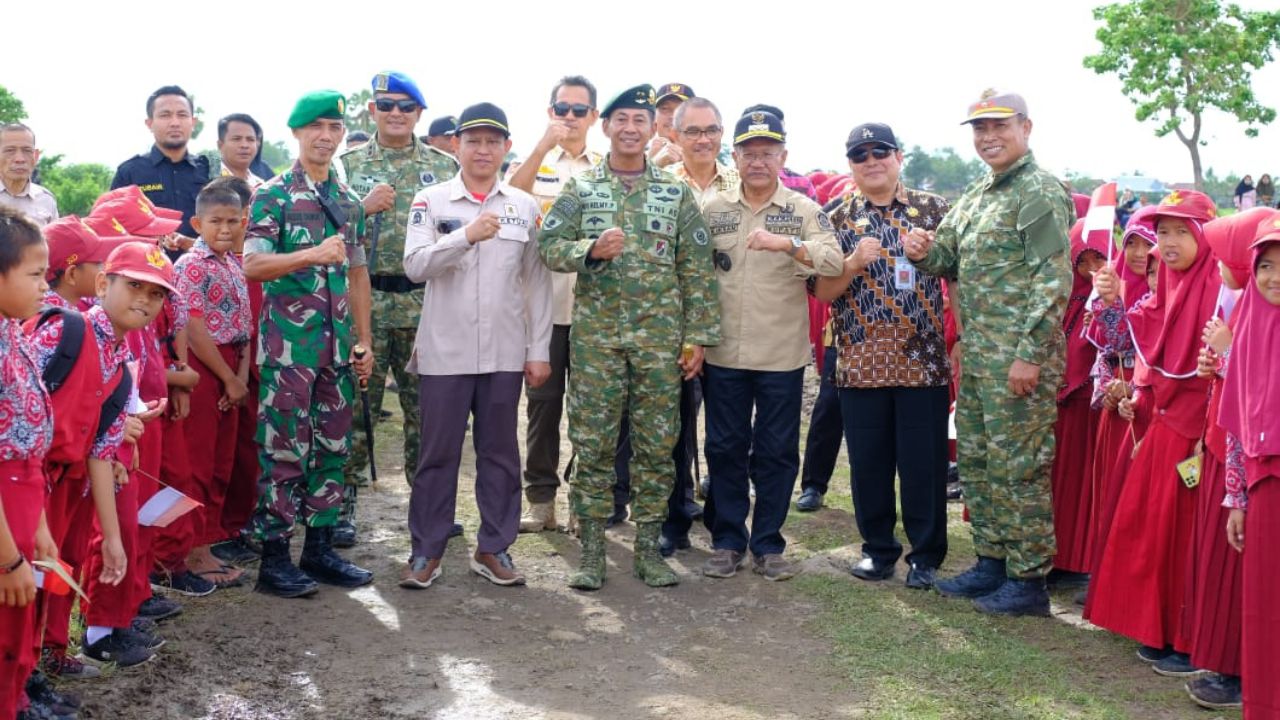 Latihan penyegaran terjun payung Yonif Para Raider 432 Kostrad Kariango Maros