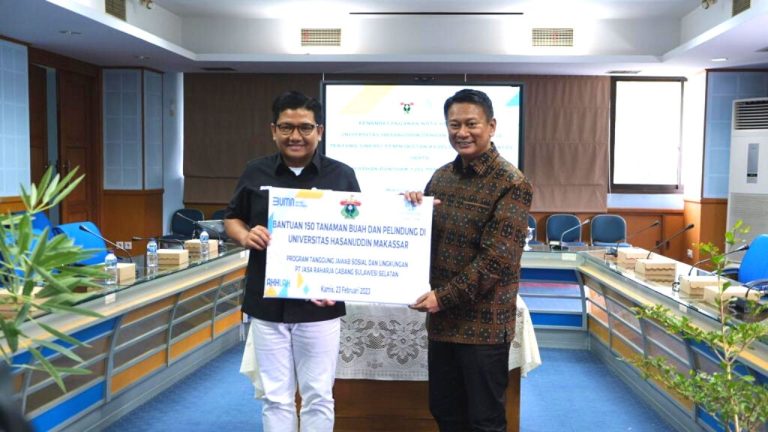 Peduli Lingkungan, Jasa Raharja Serahkan Bantuan Bibit Tabebuya, Ketapang dan Mangga Ke Unhas