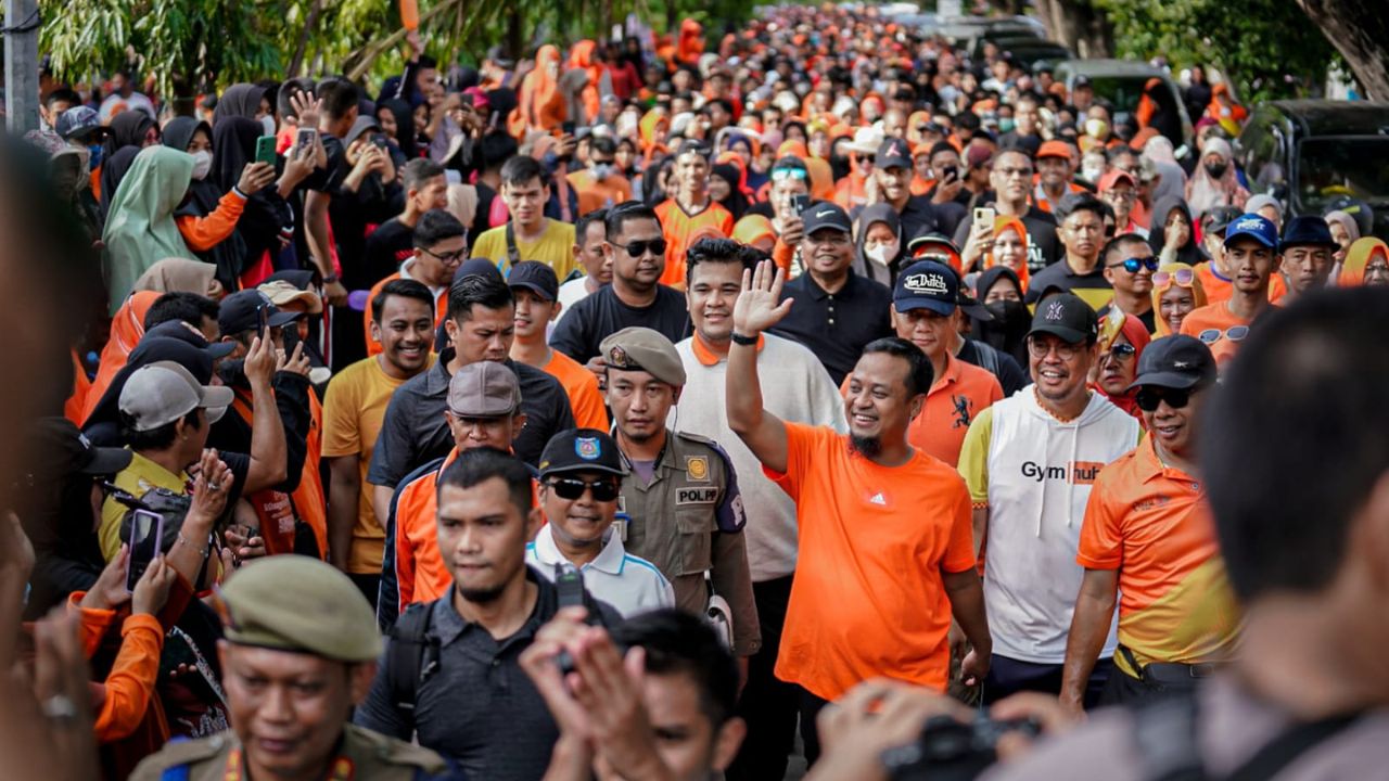 Anti Mager di Bulukumba, Gubernur Sulsel Beri Bantuan Sembako ke Warga Relokasi Pantai Merpati 2 Gubernur Andi Sudirman Lepas 12 Ribu Peserta Anti Mager di Bulukumba