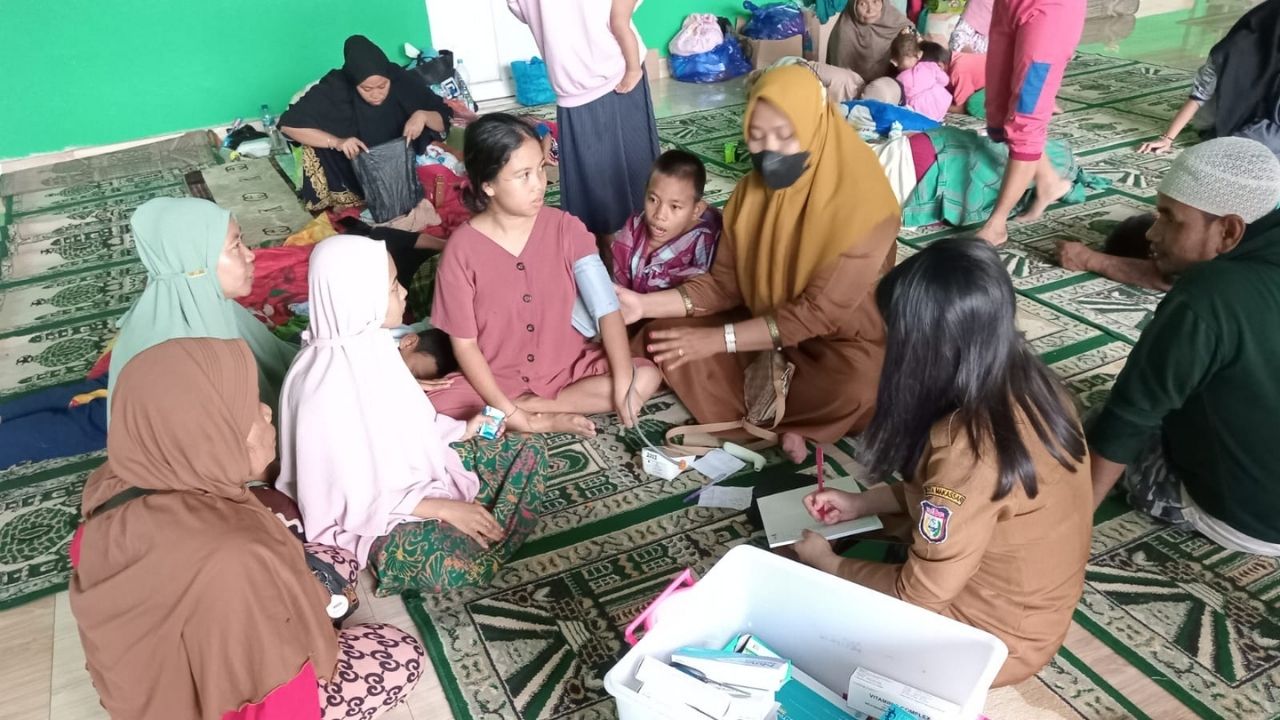 Pelayanan kesehatan di posko pengungsian.