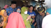 Indira Yusuf Ismail Bagikan Paket Sembako Kepada Korban Banjir di Kecamatan Tamalate