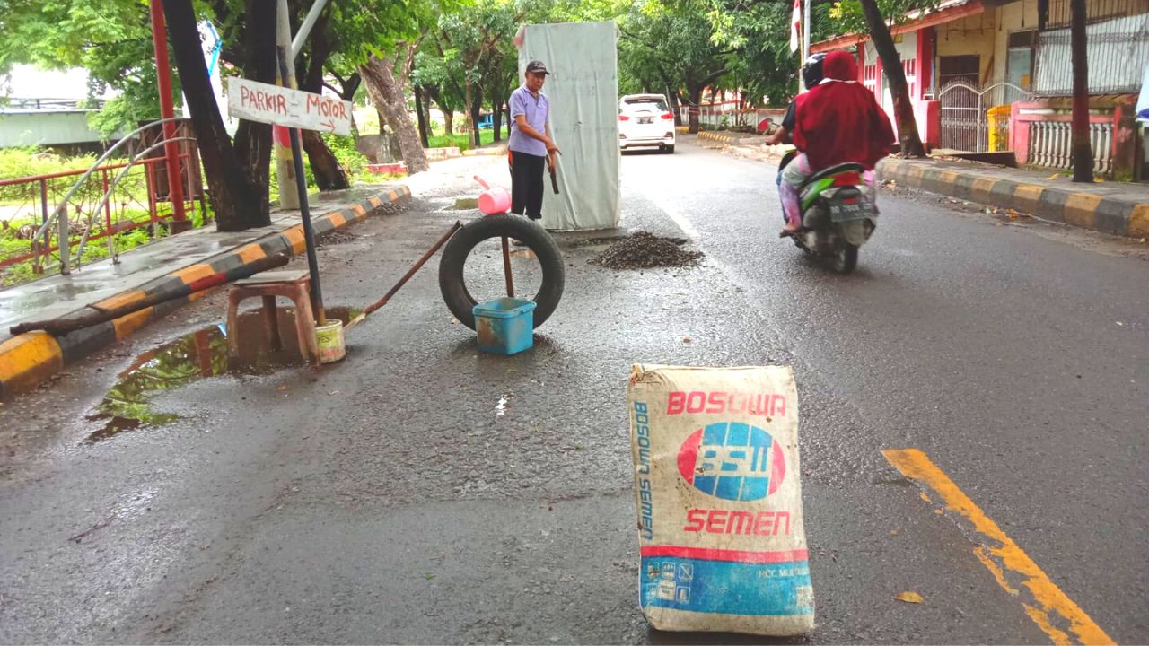 Rawan Kecelakaan Pengendara Roda Dua Jatuh, Warga Jeneponto Pasang Meja di Tengah Jalan 3 Rawan Kecelakaan Pengendara Roda Dua Jatuh, Warga Jeneponto Pasang Meja di Tengah Jalan