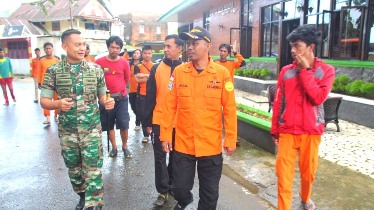 Bencana Banjir Pangkep, Dandim 1421 Tinjau Dapur Umum di Islamic Centre 