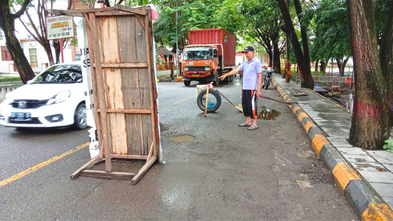 Rawan Kecelakaan Pengendara Roda Dua Jatuh, Warga Jeneponto Pasang Meja di Tengah Jalan 2 Rawan Kecelakaan Pengendara Roda Dua Jatuh, Warga Jeneponto Pasang Meja di Tengah Jalan