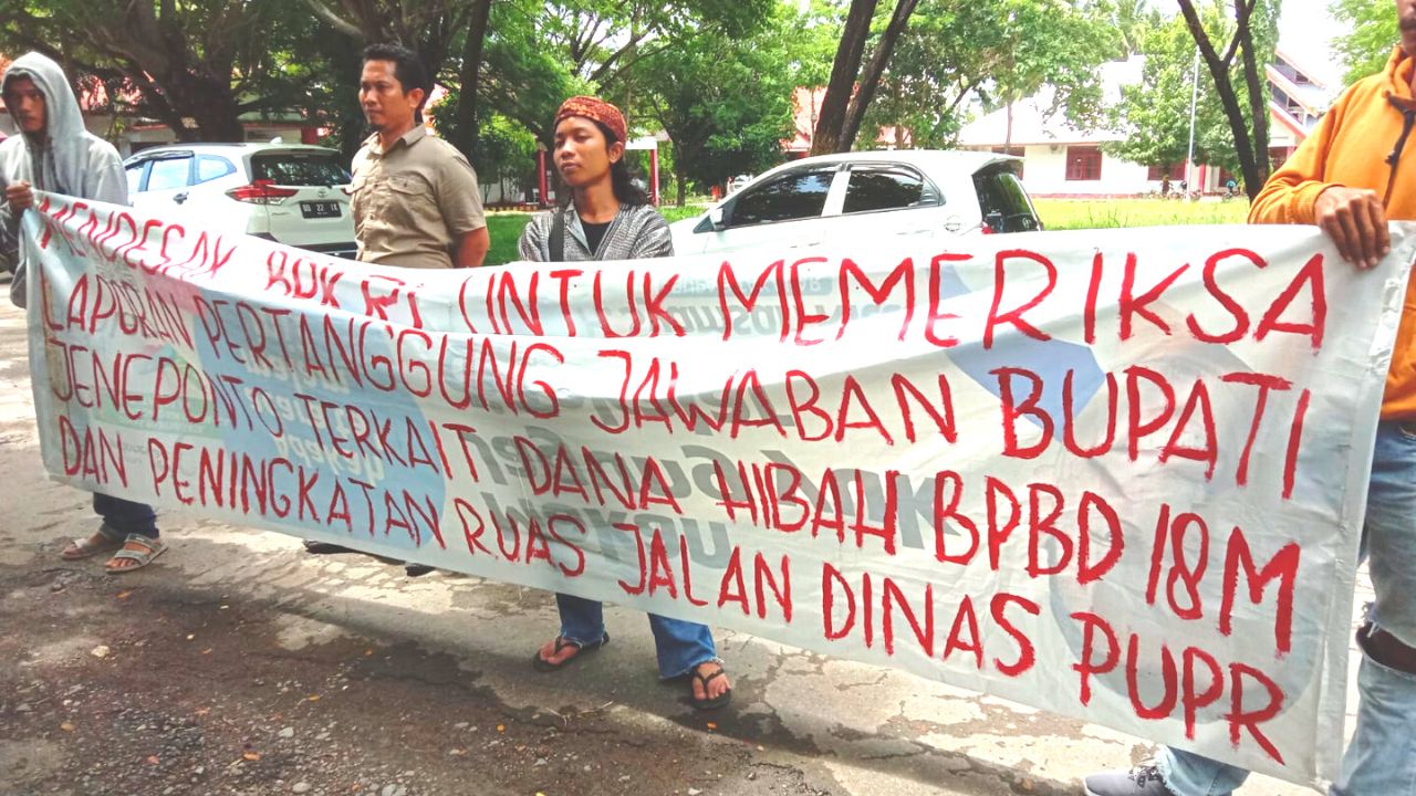 Aliansi Pemuda Jeneponto Demo Dinas PUPR dan Kantor Bupati, Ini Tuntutannya
