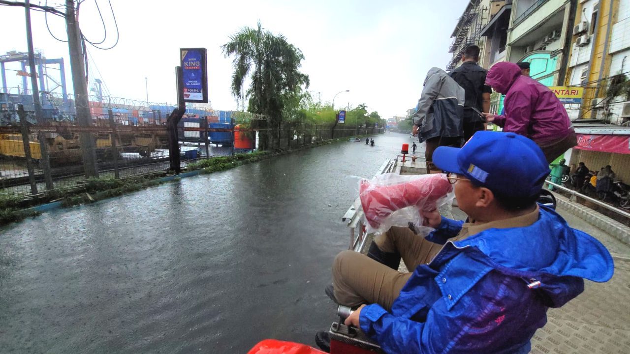 Wali Kota dan Jajaran Turun Langsung Evakuasi Warga Terdampak Banjir di Makassar 4 Curah Hujan Meningkat, Danny Pomanto dan Jajaran Sigap Evakuasi Warga