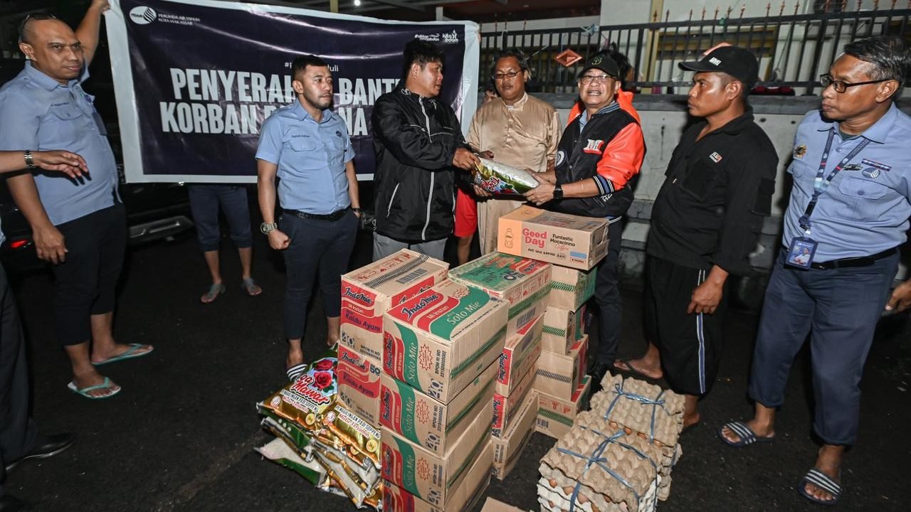 PDAM Peduli Serahkan Bantuan Terdampak Banjir di Makassar