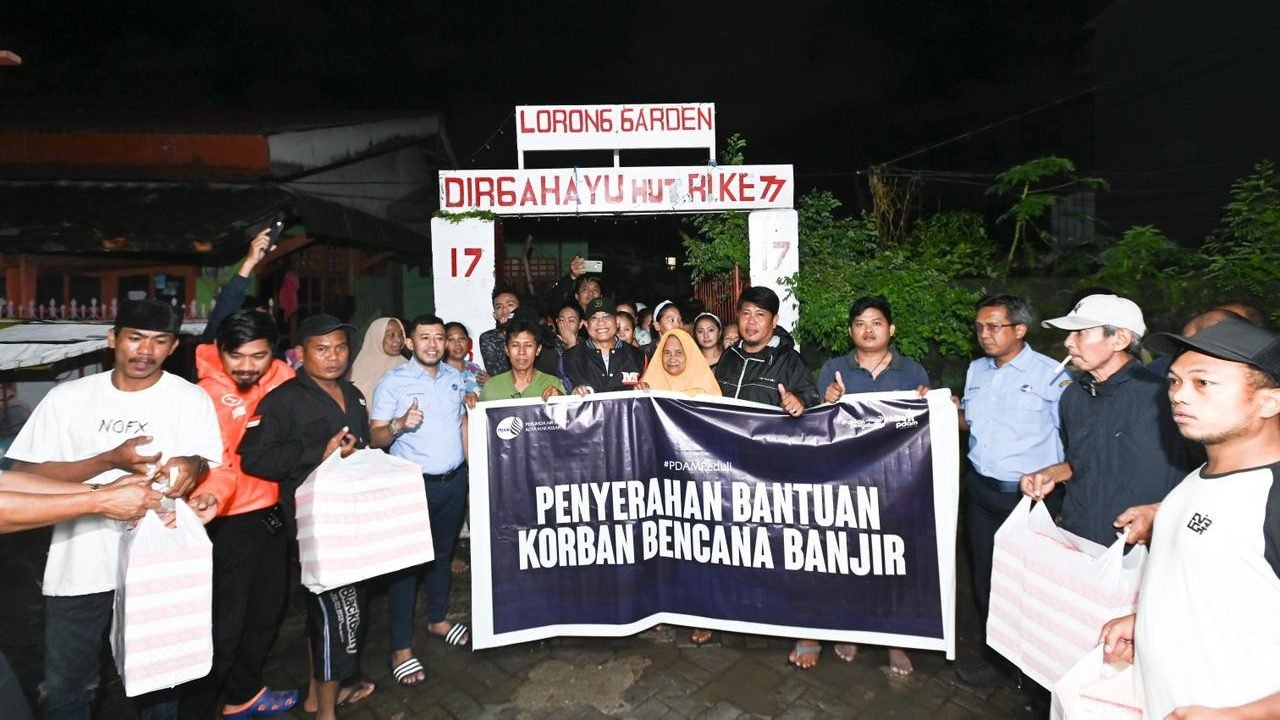 PDAM Peduli Serahkan Bantuan Terdampak Banjir di Makassar