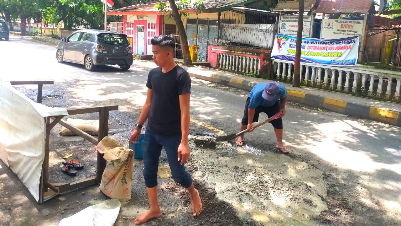 Pasca Warga Jeneponto Pasang Meja di Jalan Berlubang, Tim SPY Langsung Kerja Sosial Lakukan Pengecoran 2 Pasca Warga Jeneponto Pasang Meja di Jalan Berlubang, Tim SPY Langsung Kerja Sosial Lakukan Pengecoran