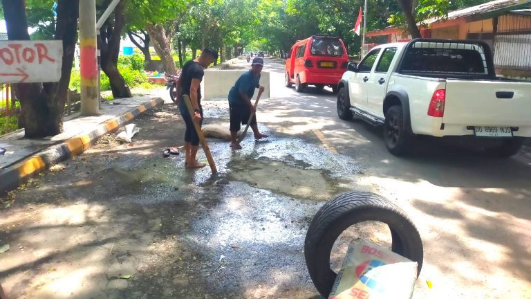 Pasca Warga Jeneponto Pasang Meja di Jalan Berlubang, Tim SPY Langsung Kerja Sosial Lakukan Pengecoran 14 Tim Sahabat Paris Yasir (Tim SPY) bergerak cepat melakukan kerja sosial secara bergotong royong